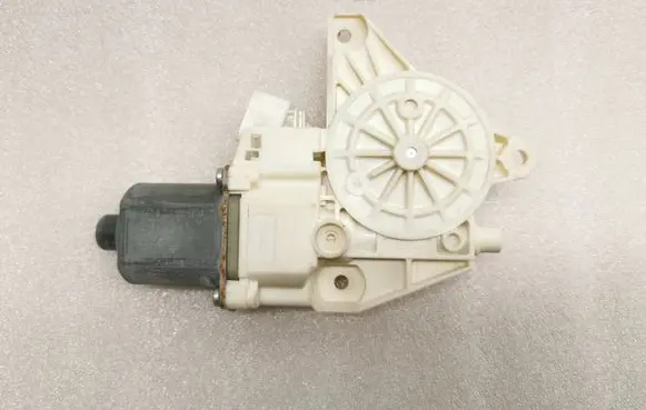 Mercedes-Benz B W246 W242 Front door window regulator motor 0130822690 A2469065100