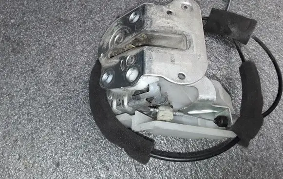 Mazda 5 Sliding door lock 