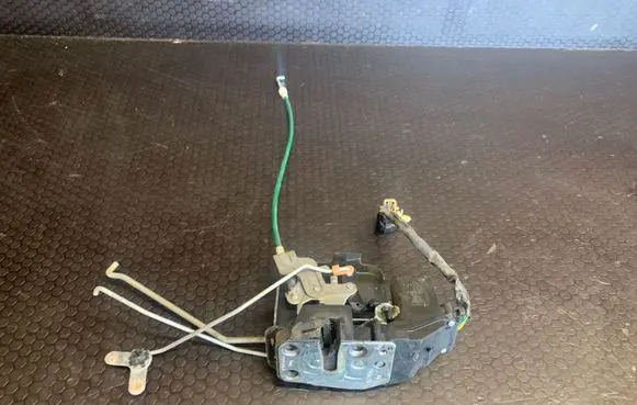 KIA Sorento Front door lock A045777