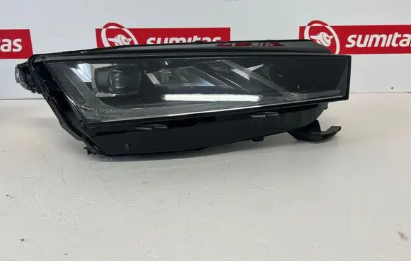 Skoda Octavia Mk4 Headlight/headlamp 5E4941016A 030111823400 LE18A6419