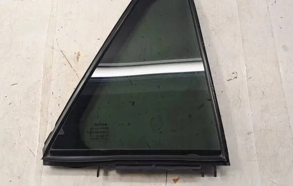 Toyota Avensis T270 Rear vent window glass 6812305110 6818805070
