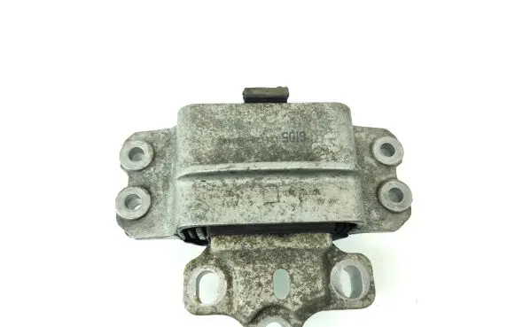 Volkswagen Tiguan Engine mount bracket 3C0199555