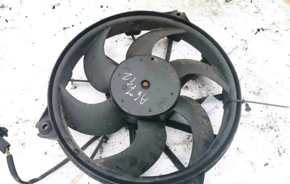Radiator cooling fan shroud