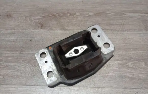 Volvo V70 Engine mount bracket 7G917M121BA