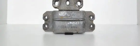 Volkswagen Touran I Engine mount bracket 1K0199555
