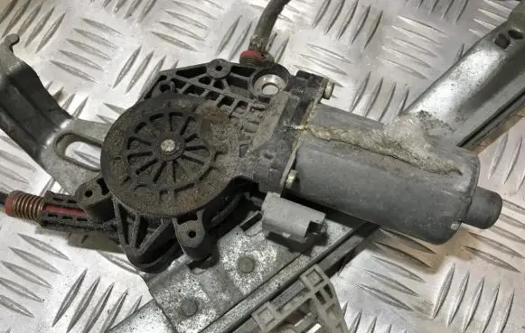 Peugeot 206 Front door window regulator motor