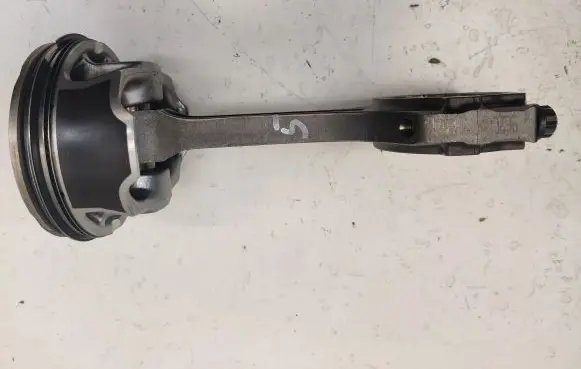 Ford Mustang V Piston with connecting rod