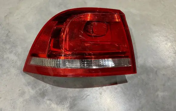 Volkswagen Touareg II Rear/tail lights 7P6945095F 90044761