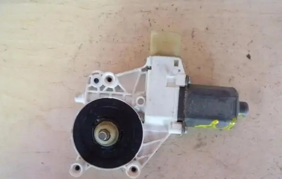 BMW 3 E90 E91 Front door window regulator motor 6927028 Z270