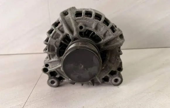Volkswagen PASSAT B7 Generator/alternator 03L903024F