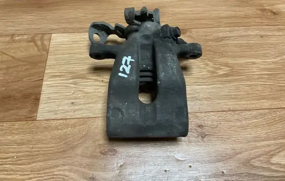 Opel Zafira A Rear brake caliper 