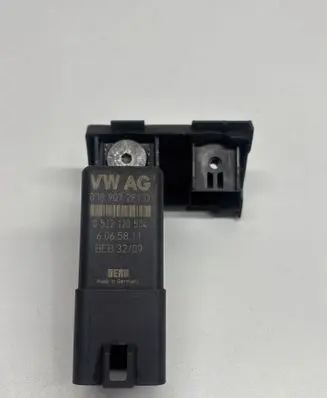 Skoda Superb B6 (3T) Glow plug pre-heat relay 038907281D 0522120504