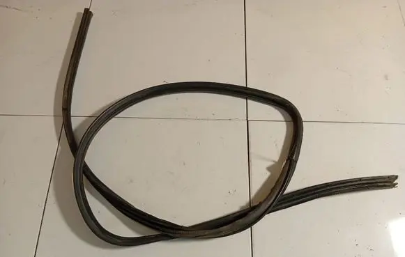 Nissan Almera Tino Rubber seal front coupe door 