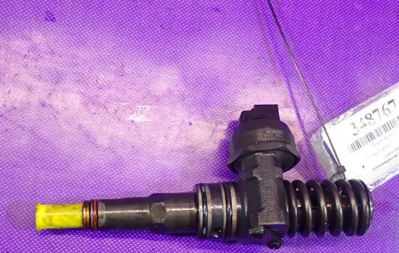 Skoda Fabia Mk1 (6Y) Fuel injector 038130073AG