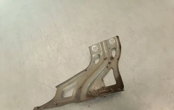 Audi Q3 8U Fender mounting bracket 8U0821135 171213