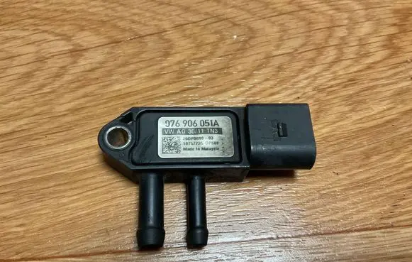 Volkswagen PASSAT B6 Exhaust gas pressure sensor 076906051A