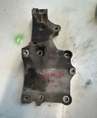 Volkswagen PASSAT B6 Engine mounting bracket 038903143A