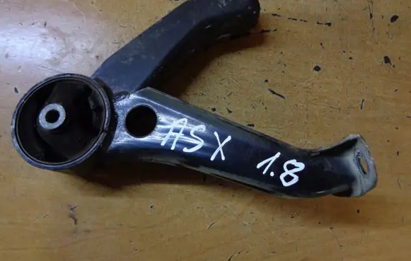 Mitsubishi ASX Engine mount bracket