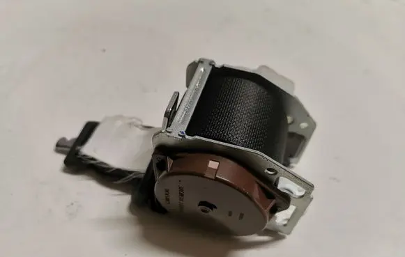 Middle seatbelt (rear)