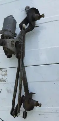 Subaru Impreza IV Front wiper linkage and motor
