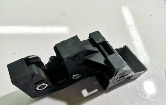 Volkswagen Touareg I Seat back rest lock catch 7l6885681