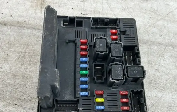 Nissan Qashqai Fuse module 284B7JD01A 3288247938 519136139