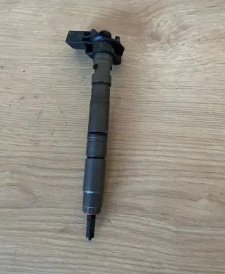 Volkswagen Scirocco Fuel injector 03L130277 0445116030