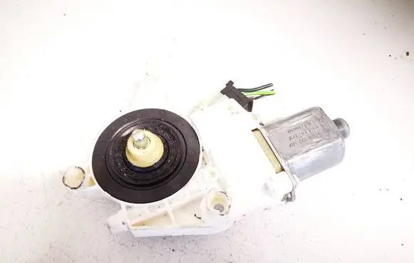 Mercedes-Benz C AMG W204 Front door window regulator motor a2048200242