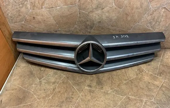 Mercedes-Benz CLC CL203 Front bumper upper radiator grill A2038801583