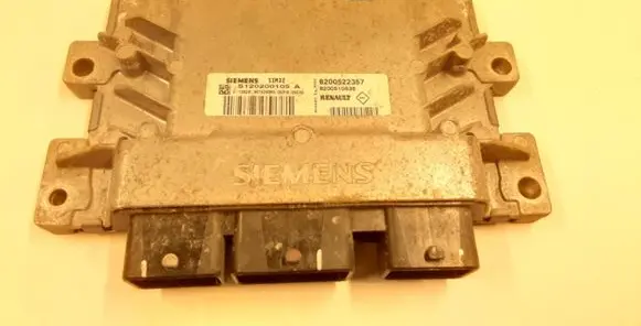 Renault Clio III Engine control unit/module 8200522357 8200510536 S120200105A