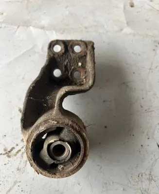 Suzuki Grand Vitara I Front differential bracket 