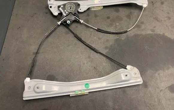 Opel Insignia B Front door window regulator with motor 3938553