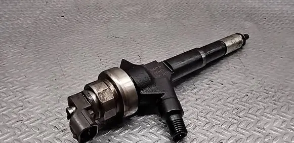 Opel Meriva B Fuel injector 55567729 11P23757