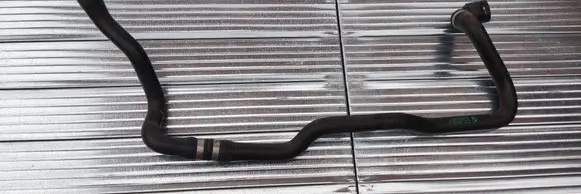 Engine coolant pipe/hose