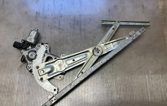 Mitsubishi Outlander Front door window regulator with motor 5713A085