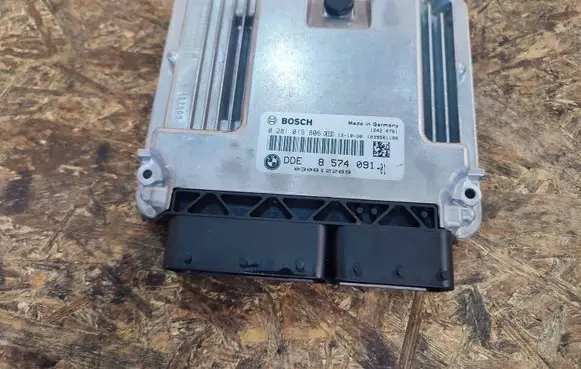 BMW 5 F10 F11 Engine control unit/module 8574091 030812289 0281019806