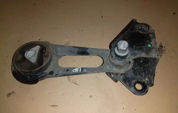 Ford Kuga II Engine mount bracket