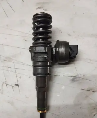 Volkswagen PASSAT B6 Fuel injector 038130073AG