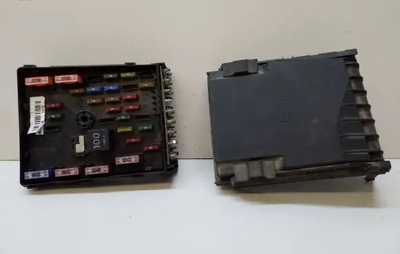 Volkswagen PASSAT B6 Fuse module 3C0937125 1K0937132F