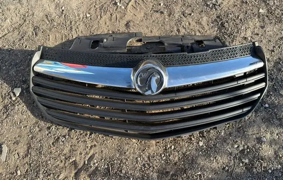 Opel Vivaro Front bumper upper radiator grill 214B37781R