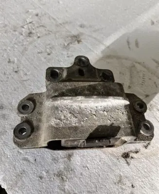 Volkswagen Golf V Engine mount bracket 1K0199555