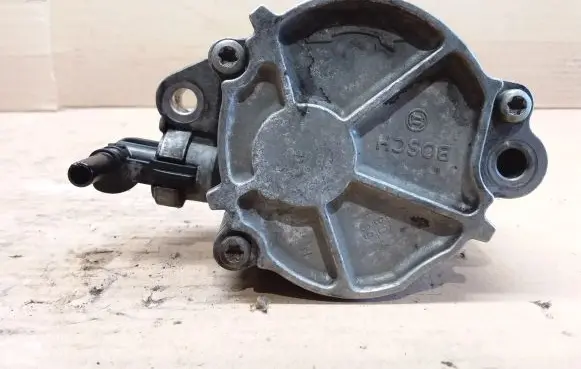 Peugeot 308 Vacuum pump D1563A18061
