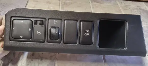 Nissan Note (E11) Wing mirror switch 684859U100