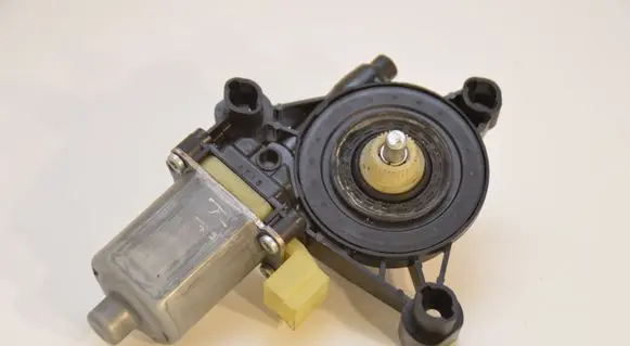 Audi A5 Front door window regulator motor 8W0959802