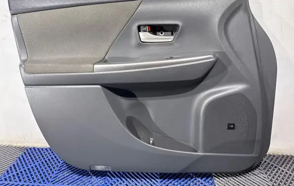 Toyota Prius+ (ZVW40) Front door card panel trim 6762047530B0 21E10