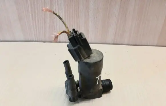 Volvo V70 Windscreen/windshield washer pump