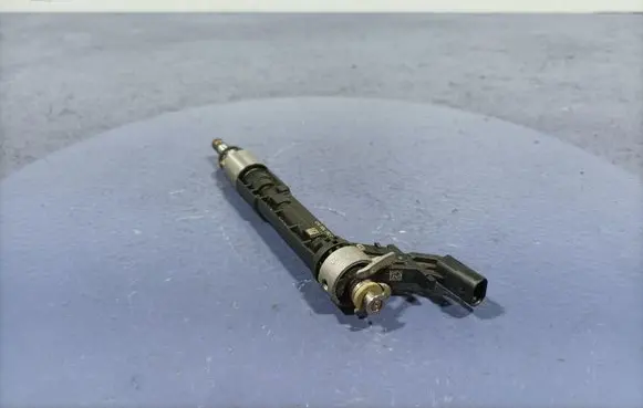 Audi A8 S8 D2 4D Fuel injector 06M906036R