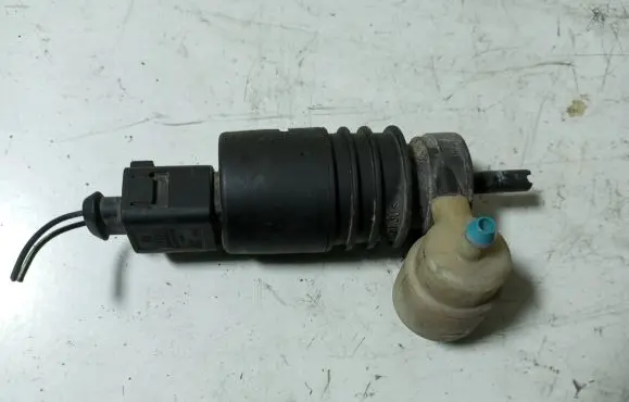 Volkswagen Golf IV Windscreen/windshield washer pump