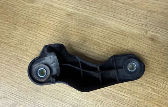 Ford Mondeo MK IV Gear shift cable bracket