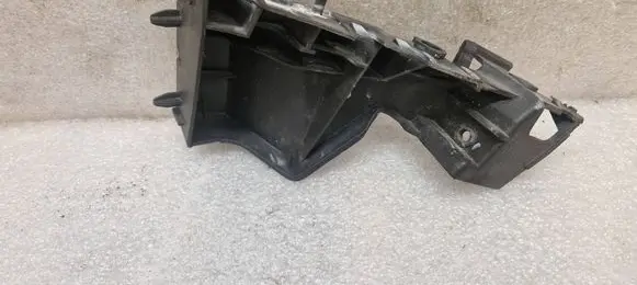 Front bumper mounting bracket